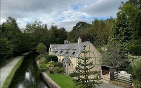 Canalside Cottage In The Heart Of Llangollen.